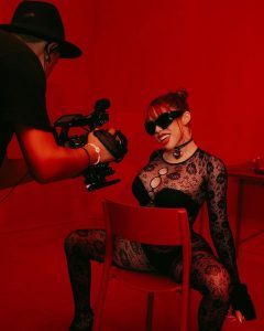 Yeri Mua Instagram - ESOS TATUAJES DEL CUELLO TE LEO🫣💋☎️🎶 SIGAN REPRODUCIENDO “linea del perreo”🍒🥹 DISPONIBLE EN TODAS LAS PLATAFORMAS😍💋💋💋