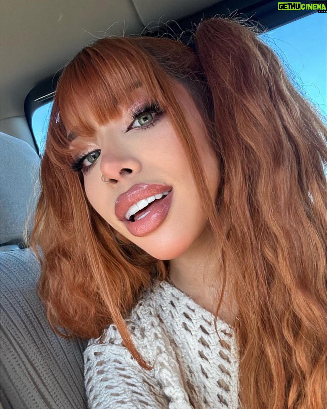 Yeri Mua Instagram - TRAKAAAAAAA🤪🍒💋 Muchas fotos por q andamos celebrando q mañana sale mi nueva rola 🫵🏻 🎶😳