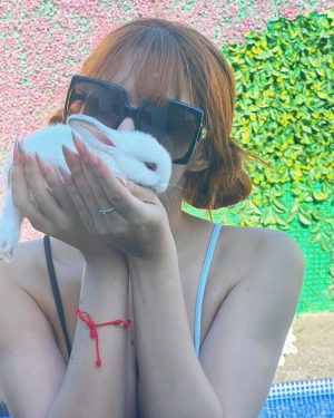 Yeri Mua Instagram - Domingo de amorcito a mi nesquick 🤍🐰🐇💋 (tengo una crema en la cara ok?)