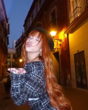 Yeri Mua Instagram - En el otro lado del mundo pero pensando en uno 🖤💋