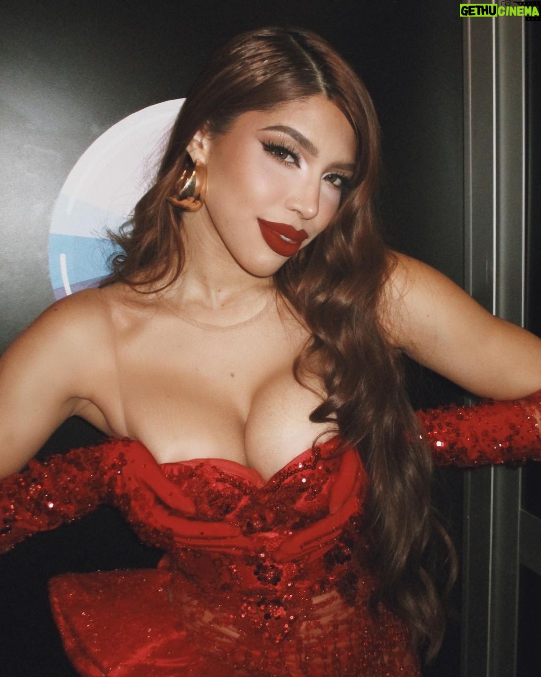 Yeri Mua Instagram - 2 PREMIOS MIAW A CASA💋🥹 las amo GRACIAS X ESTAR EN LAS BUENAS MALAS Y PEORES 😭🤍 Y gracias a mami x no dejarme caer cuando lo quería dejar todo 💌👩👦 Mexico City, Mexico