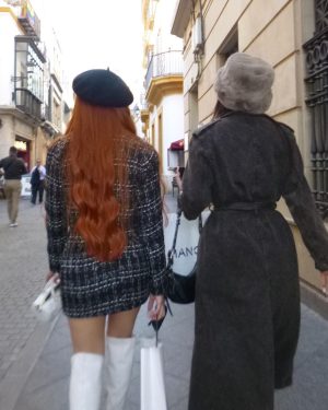 Yeri Mua Instagram - En el otro lado del mundo pero pensando en uno 🖤💋