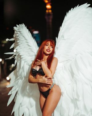 Yeri Mua Instagram - (Ultima foto yerimua chikita)👼🏻Siempre fui un angelito pero me gusta hacer cosas de diablita😈🫵🏻 MUAAAAA💋
📸: @henryjimenz