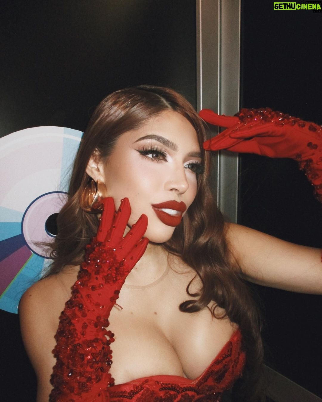 Yeri Mua Instagram - 2 PREMIOS MIAW A CASA💋🥹 las amo GRACIAS X ESTAR EN LAS BUENAS MALAS Y PEORES 😭🤍 Y gracias a mami x no dejarme caer cuando lo quería dejar todo 💌👩👦 Mexico City, Mexico