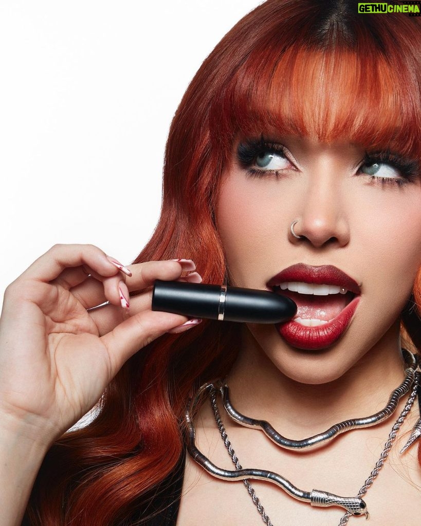 Yeri Mua Instagram - Sube la temperatura 🥵 con el NUEVO #MACximal Silky Matte Lipstick en uno de mis tonos preferidos.. Al igual que yo elige Ruby Woo y muestra tu estilo único. ¿Cuál es tu tono favorito? #iwearmac 💋