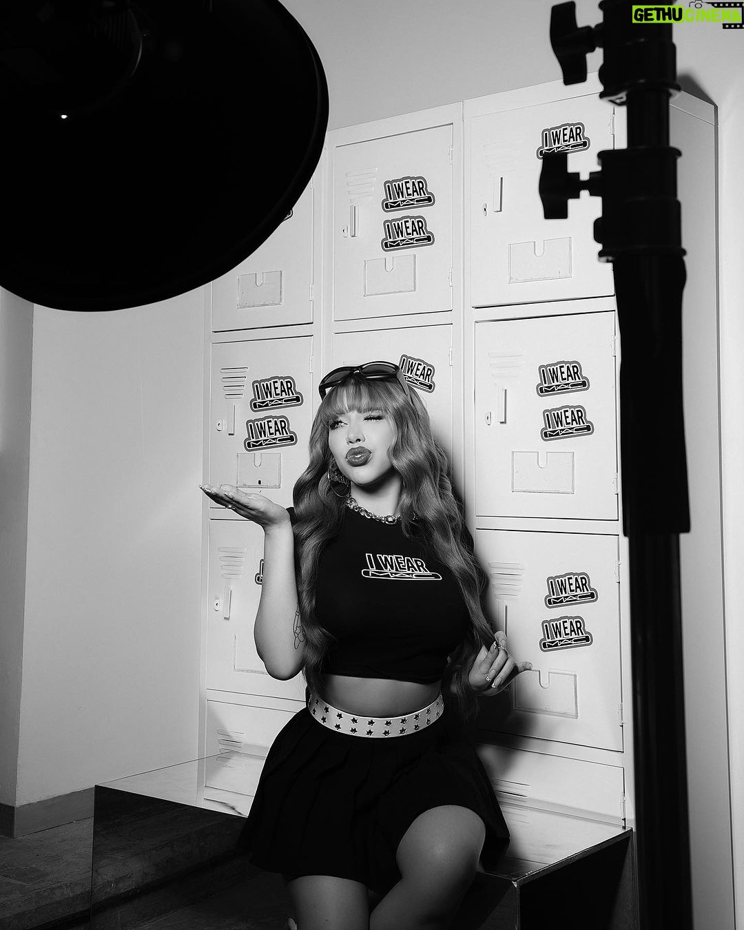 Yeri Mua Instagram - Sube la temperatura 🥵 con el NUEVO #MACximal Silky Matte Lipstick en uno de mis tonos preferidos.. Al igual que yo elige Ruby Woo y muestra tu estilo único. ¿Cuál es tu tono favorito? #iwearmac 💋