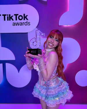 Yeri Mua Instagram - Chikitita como polly pocket 🎀🤏🏻 GANAMOOOOSSS🥹🙏🏻😭 #tiktokawards
