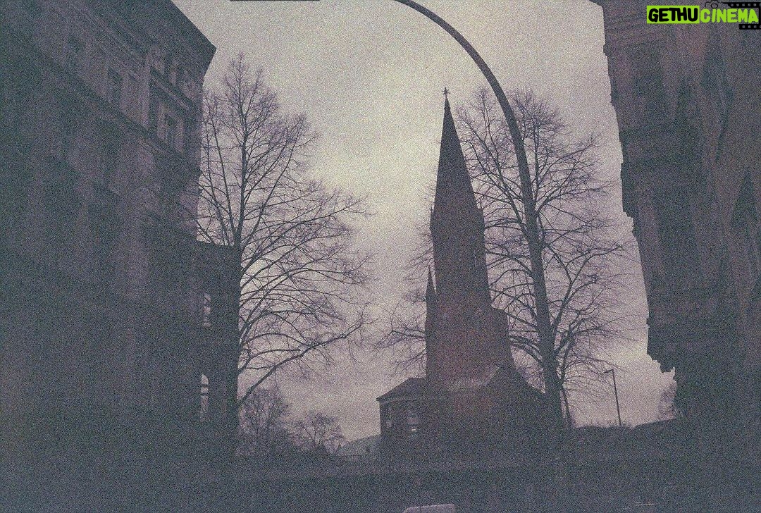 Yesung Instagram - نسیم خوشبوی بهاری شروع به وزیدن کرده است ~ ☁️☁️🌥️ Berlin