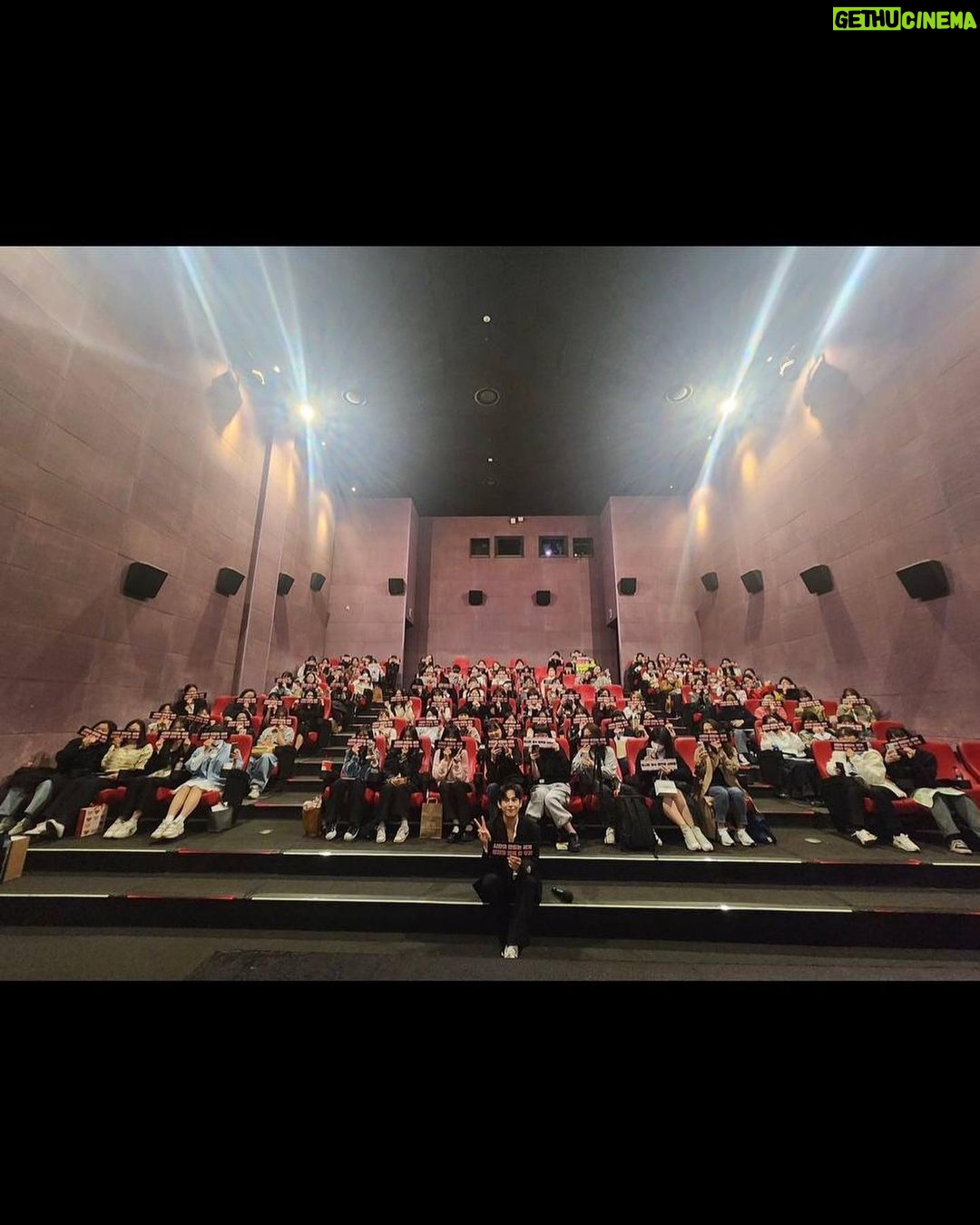 Yim Si-wan Instagram - sorry for late, swans. but it was so good to see u 😍
