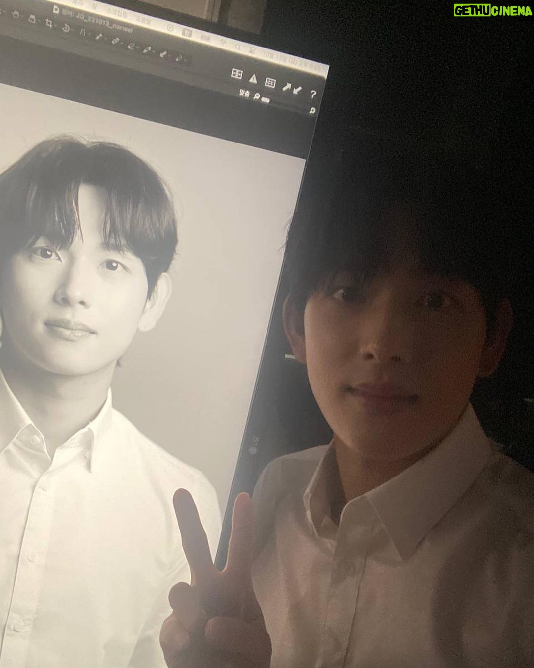 Yim Si-wan Instagram - sorry for late, swans. but it was so good to see u 😍