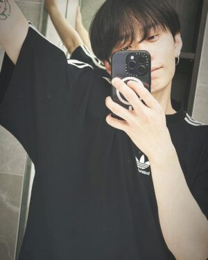 Yong Jun-hyung Instagram - 거울모음zip