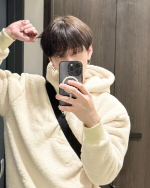 Yong Jun-hyung Instagram - 거울모음zip