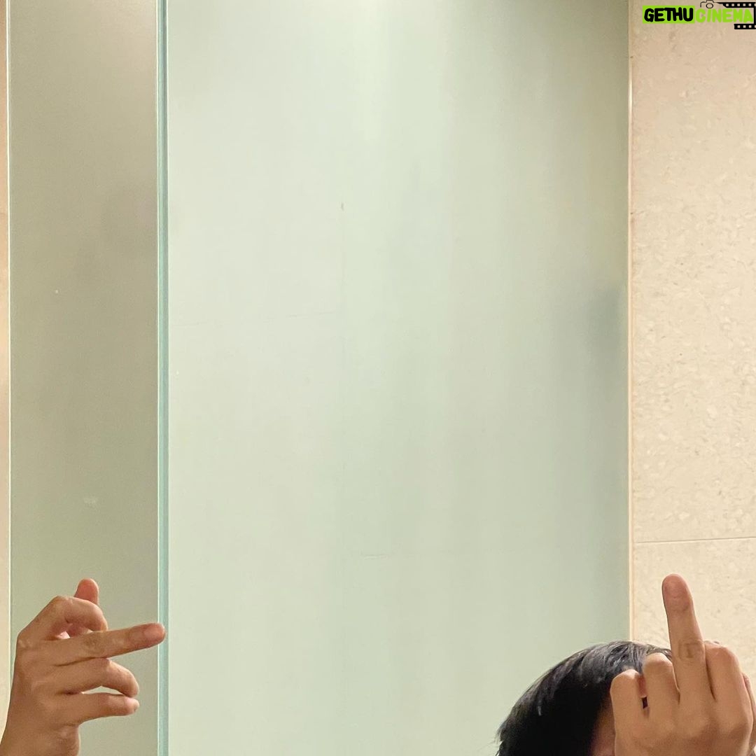 Yoo Ah-in - 126.1K Likes - 상처받은 척