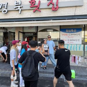 Yoo Ah-in Instagram - 이모야 어깨에 힘 좀 푸이소