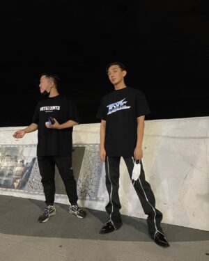 Yoo Ah-in Instagram - 사진보다 오만배 더 귀엽고 멋있는 종훈아 네가 내 어쭙잖은 말장난에 웃어줄 때 나는 내가 아닌 것이 되러 어디론가 가는 정신 빠진 길 위에서 조금 덜 외로울 수 있어. 고마워. 그리고 언제나 솔직한 너에게서 많은 것을 배운다. 더 많이 혼내줘. 정신 바짝 차리게. 지각은 좀 봐줘. 내가 더 노력할게.🤡