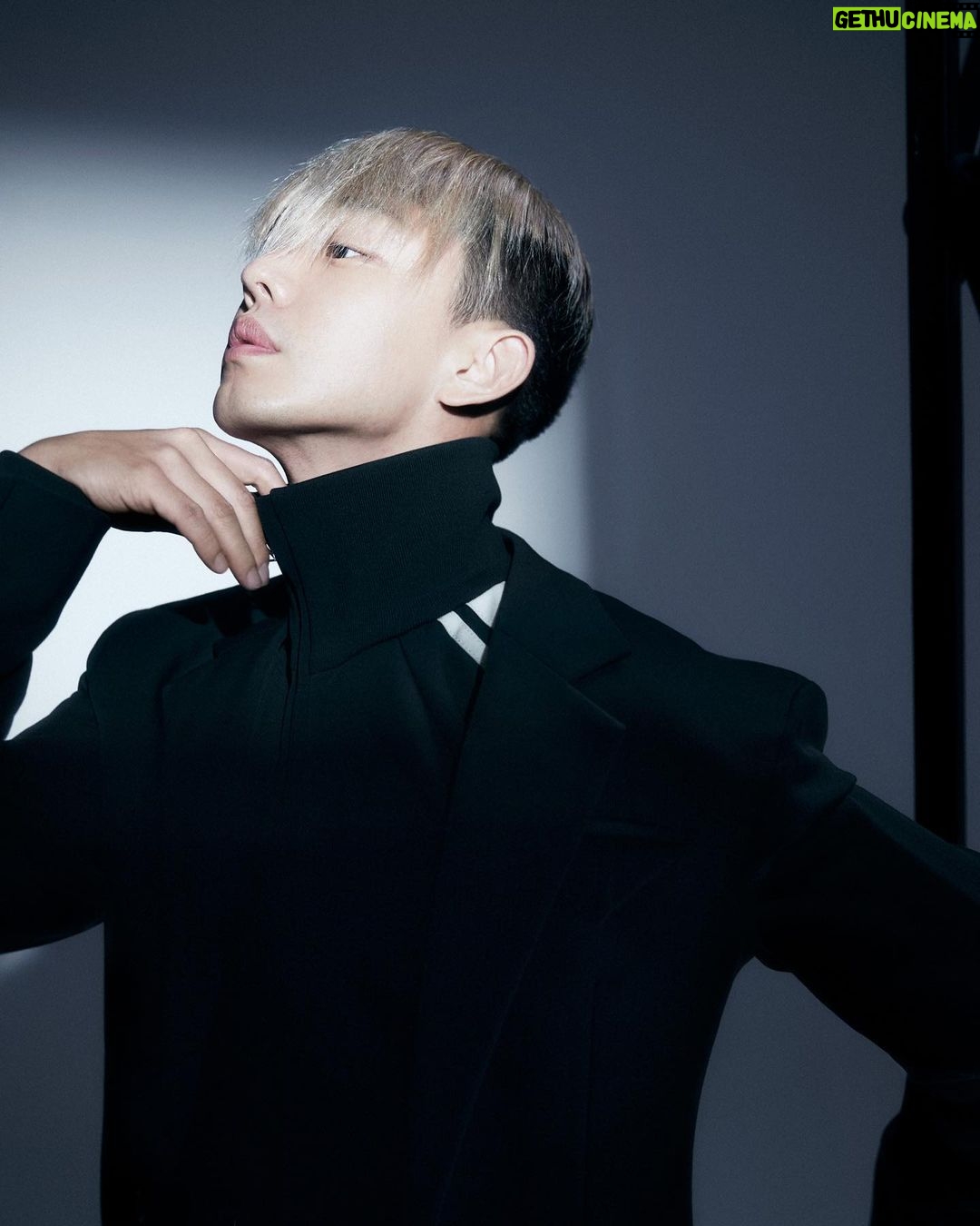 Yoo Ah-in Instagram - @mokjungwook @f22lmin @jonghoonism @hairmon_ @ansunghee7777 @ariel_seungyeon_im @oh.yura @dazedkorea @iamashashash #bottegaveneta