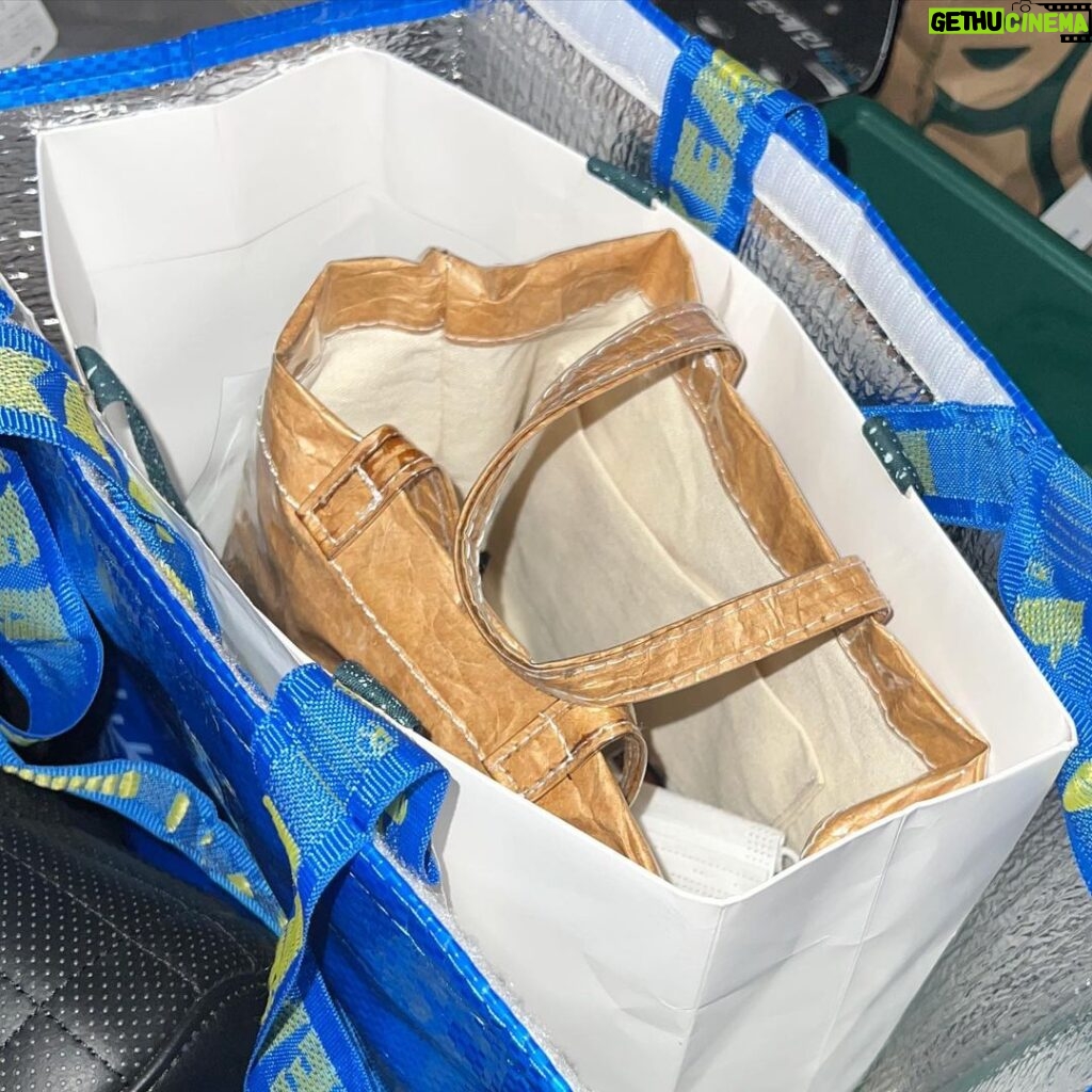 Yoo Ah-in Instagram - 가방 속의 가방 속에 가방인 가방?