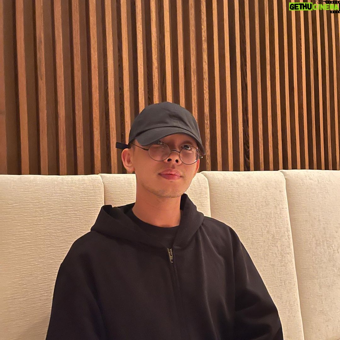Yoo Ah-in - 136.1K Likes - 무아인이 있으니까 전 요즘 그냥 이러고 다녀요. 이런게 자유인가.. 냐하 근데요 무아인 금마 함 뚜까팰 날이 머지 않았습니다. 혼을 쏙 빼놔야지예! 아가 눈이 멍~~하더만요. 단디 하입시다. 기대하시지예