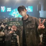 Yoo In-soo Instagram – 외운 적 없는 가사를 다 따라 부르고 있었다..! 
앞으로도 제 감성을 책임 줘 주세요!!✨

#2am #임슬옹 #죽어도못보내