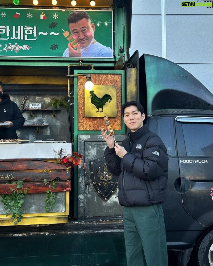 Yoo In-soo Instagram - 봄여름가을겨울을 함께했던 환혼 촬영팀이 커피와 닭꼬치를 선물해 줬습니다!! 아침부터 기분이 하늘을 찌를 듯 너무 좋아서 자랑 한번 하겠습니다!!🥰🫶 @han_sehyun ❤️ @appsquare ❤️ @hui_do_i ❤️ @tae_seok11 ❤️ @kyeong_24 ❤️ @yolo_jh_park ❤️ @shyangs1020 ❤️ @bbee_chuuuuu ❤️ @sep.98jh_ ❤️