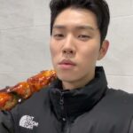 Yoo In-soo Instagram – 봄여름가을겨울을 함께했던 환혼 촬영팀이 커피와 닭꼬치를 선물해 줬습니다!!
아침부터 기분이 하늘을 찌를 듯 너무 좋아서 자랑 한번 하겠습니다!!🥰🫶
@han_sehyun ❤️
@appsquare ❤️
@hui_do_i ❤️
@tae_seok11 ❤️
@kyeong_24 ❤️
@yolo_jh_park ❤️
@shyangs1020 ❤️
@bbee_chuuuuu ❤️
@sep.98jh_ ❤️