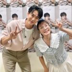 Yoo Yeon-seok Instagram - 그토록 기다리던 20주년 팬미팅! 많은 분들의 축하와 함께 행복하게 잘 마쳤습니다. 재치있게 진행봐준 슬기씨, 바쁜 와중에도 완전체로 모여준 미도와 파라솔 멤버들 그리고 신원호 감독님, 우리 슬의생 밴드쌤들, 팬미팅 축전 보내준 선후배님들, 팬송 작곡해준 희준이형(피노미노츠), 보컬 티칭 노영채 쌤, 긴 시간 애정으로 팬미팅 준비한 킹콩by스타쉽 식구들과 쇼노트 식구들 모두 너무 고생 많으셨고 진심으로 감사합니다. 마지막으로 늘 제 곁에 함께해주고 사랑해주시는 우리 팬분들… 감사하고 사랑합니다❤️