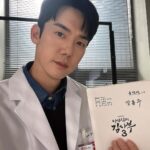 Yoo Yeon-seok Instagram - 낭만닥터김사부와 함께한 시간들 너무 행복했고 정말 최고의 한팀이었습니다. 낭만 이여 영원하라❤️