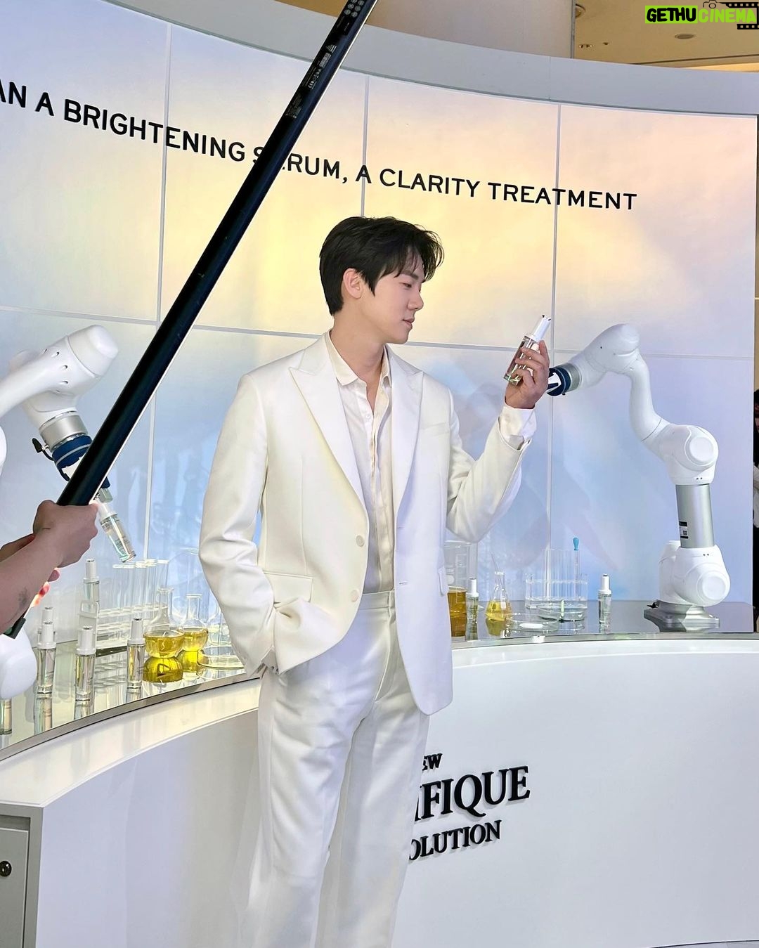 Yoo Yeon-seok Instagram - #광고 #랑콤 #클라리피끄세럼 #클라리피끄프로솔루션 @lancomeofficial