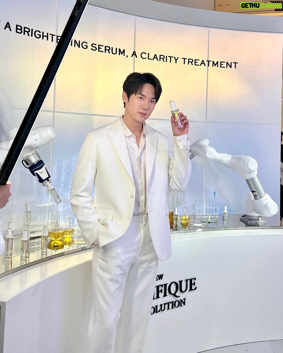 Yoo Yeon-seok Instagram - #광고 #랑콤 #클라리피끄세럼 #클라리피끄프로솔루션 @lancomeofficial
