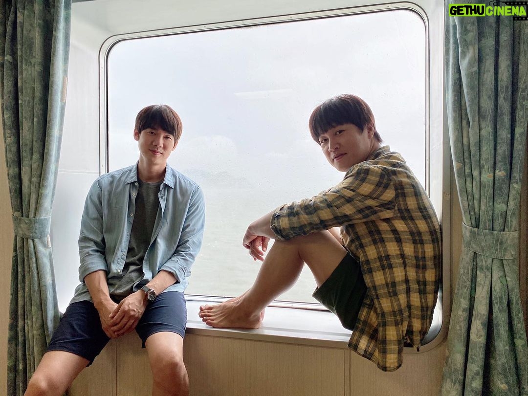Yoo Yeon-seok Instagram - 진국이형하고 제주도 가는 길! #멍뭉이 지금 극장에서 만나요🐾