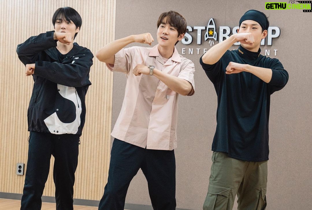 Yoo Yeon-seok Instagram - π₯λͺ¬μ€νμμ€π₯μ ν¨κ» 촬μν μ£Όλ§μ°μκ·Ή λ무 λ무 μ¦κ±°μ μ΄μ.π₯° μ λ λ©€λ²λ€μκ² λμ€ νΉκ°μ λ°μμ ν±ν‘ κ°¬λΈλ¬ μ±λ¦°μ§μ λμ νμ΄μ! κ·Έλ¦¬κ³ μμ΄λ μλ©μμ νμ μ΄λ κΎΈκΎΈκΉκΉ..λ λ°°μλ΄€μ΅λλ€...π γ
γ
μ°λ¦¬ λͺ¬μ€νμμ€ μ 곑 λ§μ΄ μ¬λν΄μ£Όμκ³ , ν μμΌ λ°€ 8μ μ£Όλ§μ°μκ·Ήλ μ¬λ°κ² λ΄μ£ΌμΈμπ€ κ·ΈλΌ.... λ!!π²ππ½ @official_monsta_x #λͺ¬μ€νμμ€ #MONSTAX #GAMBLERchallenge #One_Of_A_Kind #μ£Όλ§μ°μκ·Ή