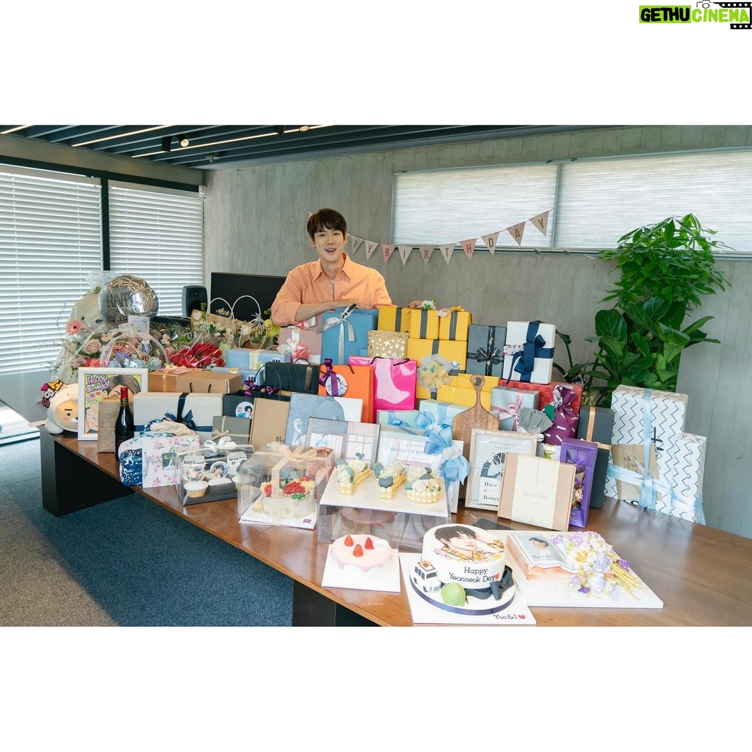 Yoo Yeon-seok Instagram - 올해 생일도 이~~~~~렇게 많은 축하를 보내주셔서 너무 감사드립니다!! 보자마자 입이 다물어지지 않았다는...😵 선물 하나하나에 정성스러운 마음이 모두 느껴져서 감동 또 감동이었어요😭🧡 기운 듬뿍 받고 촬영 열심히 해서 좋은 모습 보여드릴게요! 이 기쁜 마음 여러분과 함께 나누고 싶어요ㅎㅎ 제 랜선생파에 여러분들을 초대합니다🥳 오늘 낮 3시 30분, '주말연석극'에서 기다리고 있을게요🎂🎈