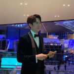 Yoo Yeon-seok Instagram - 3번째 진행 맡은 청룡영화상! 하지만 여전히 떨리네요. 혜수 선배님 올해도 감사했습니다. 그리고 오랜만에 만난 My Mr.Sunshine. 렌즈를 찾아 방황하는 그의 눈동자 ^^ 모두 반가웠어요!!!