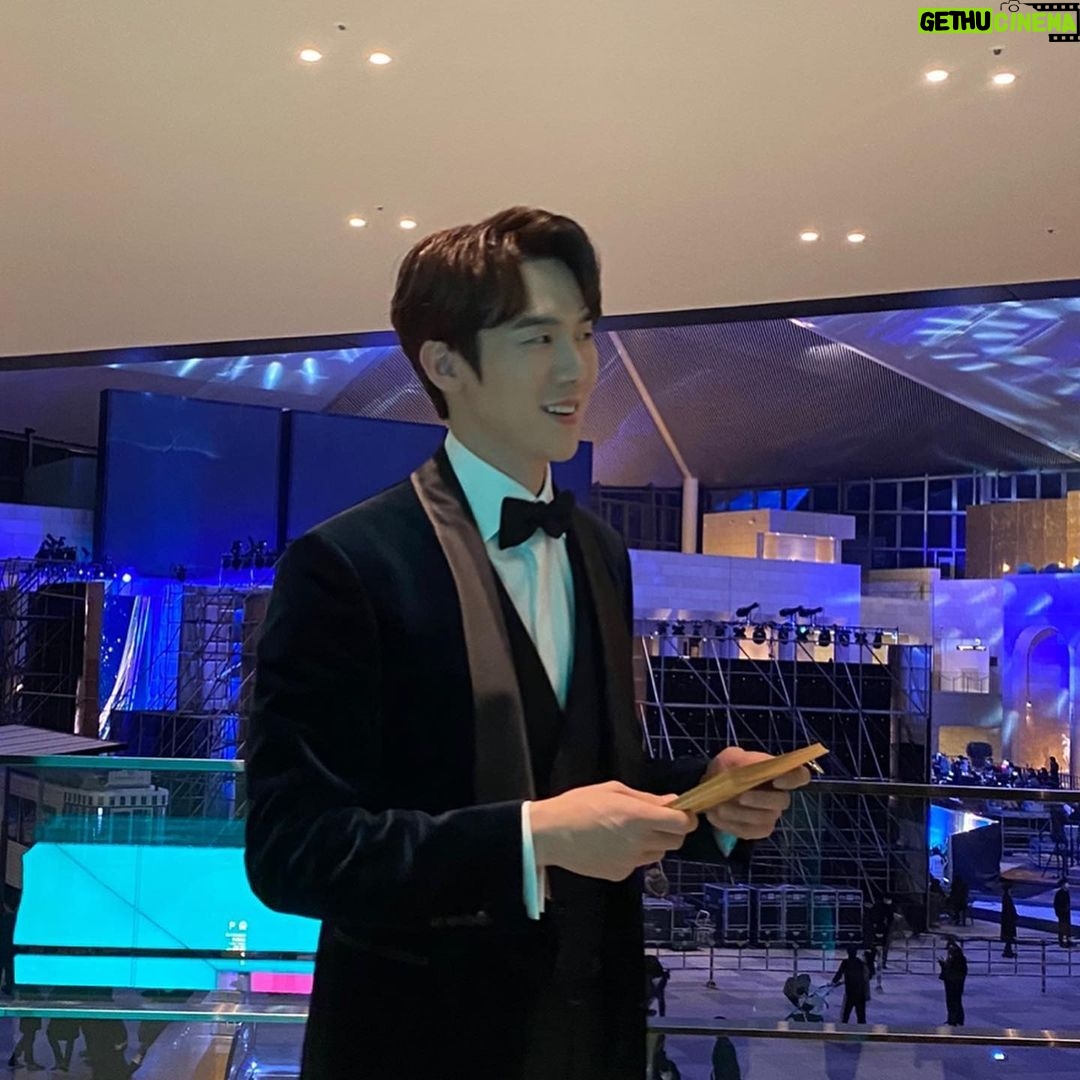 Yoo Yeon-seok Instagram - 3번째 진행 맡은 청룡영화상! 하지만 여전히 떨리네요. 혜수 선배님 올해도 감사했습니다. 그리고 오랜만에 만난 My Mr.Sunshine. 렌즈를 찾아 방황하는 그의 눈동자 ^^ 모두 반가웠어요!!!
