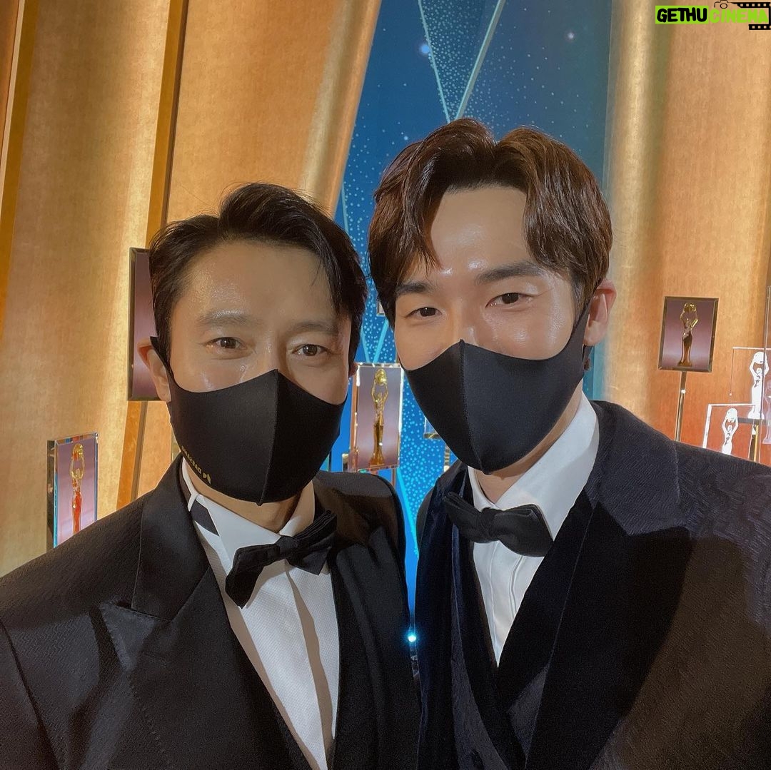 Yoo Yeon-seok Instagram - 3번째 진행 맡은 청룡영화상! 하지만 여전히 떨리네요. 혜수 선배님 올해도 감사했습니다. 그리고 오랜만에 만난 My Mr.Sunshine. 렌즈를 찾아 방황하는 그의 눈동자 ^^ 모두 반가웠어요!!!