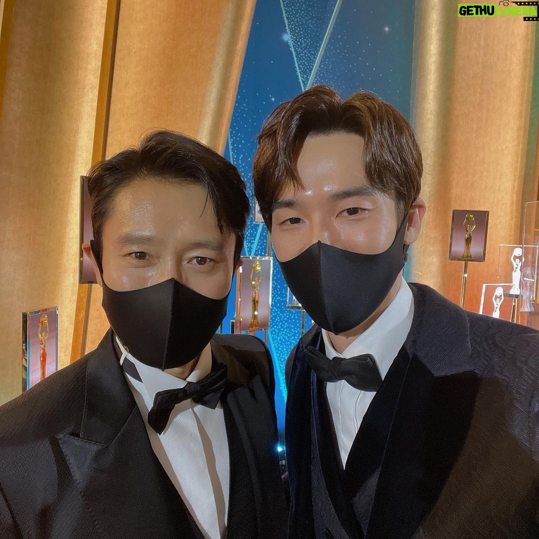 Yoo Yeon-seok Instagram - 3번째 진행 맡은 청룡영화상! 하지만 여전히 떨리네요. 혜수 선배님 올해도 감사했습니다. 그리고 오랜만에 만난 My Mr.Sunshine. 렌즈를 찾아 방황하는 그의 눈동자 ^^ 모두 반가웠어요!!!