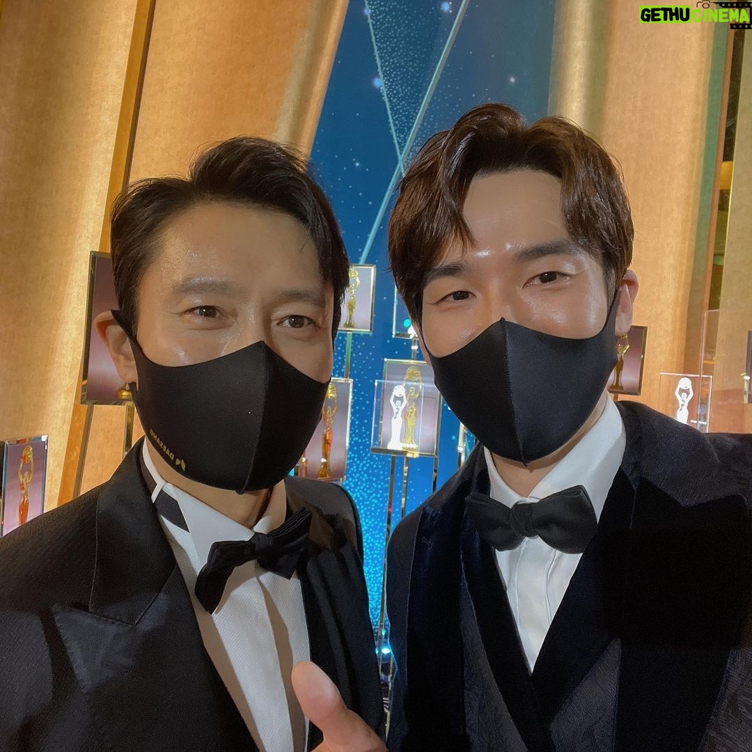 Yoo Yeon-seok Instagram - 3번째 진행 맡은 청룡영화상! 하지만 여전히 떨리네요. 혜수 선배님 올해도 감사했습니다. 그리고 오랜만에 만난 My Mr.Sunshine. 렌즈를 찾아 방황하는 그의 눈동자 ^^ 모두 반가웠어요!!!