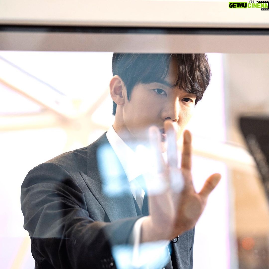 Yoo Yeon-seok Instagram - #EBS포스트코로나 1월 25일, 26일, 27일 2월 1일, 2일, 3일 (월~수) 오후 09:50 방송!