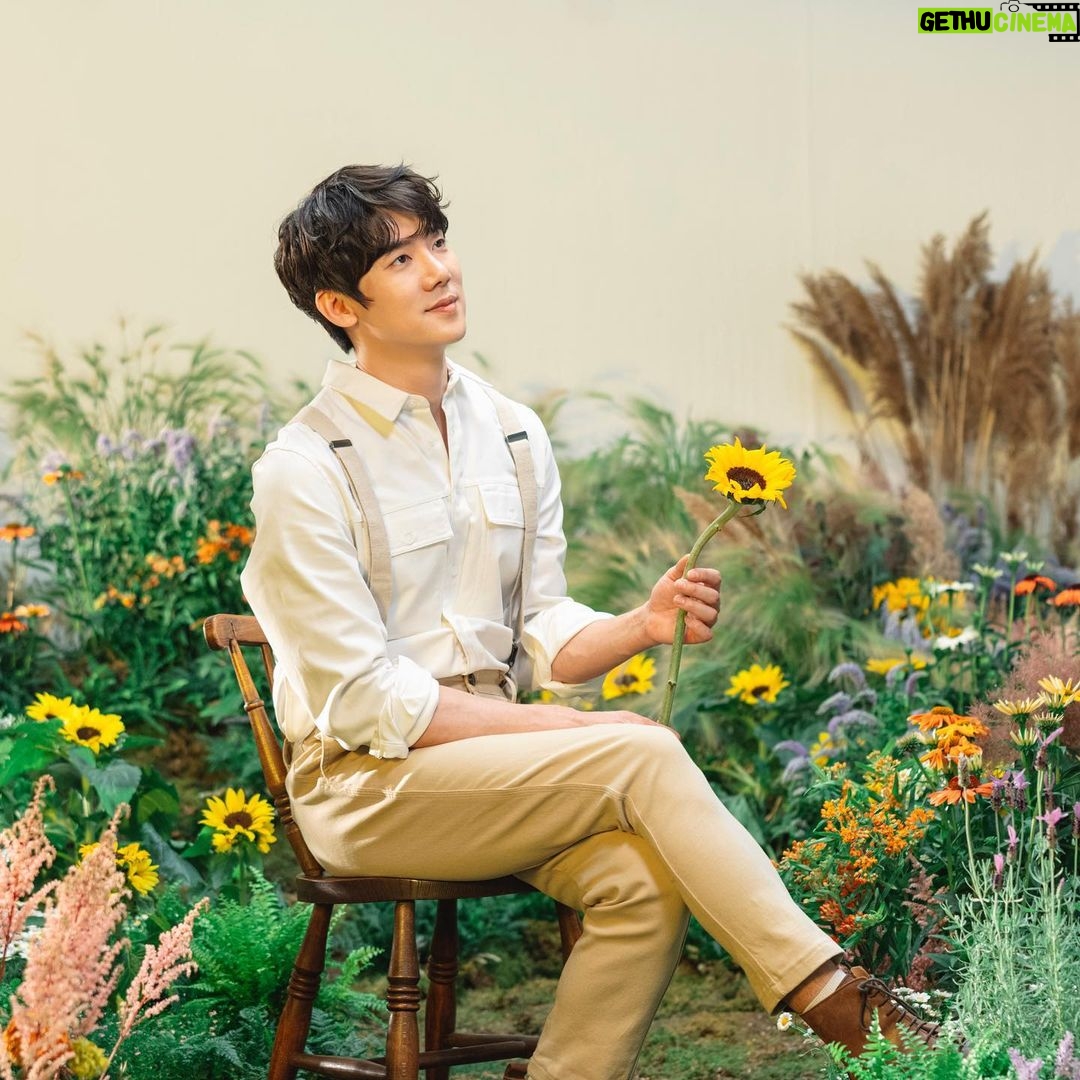 Yoo Yeon-seok Instagram - 코로나블루로 쉽게 지치는 요즘. 공연, 영화.. 모든 문화생활의 소중함을 다시금 깨닫게 됩니다. 어려운 발걸음이었음에도 불구하고 베르테르를 찾아주신 관객분들께 다시 한번 감사드린다는 말씀드리고 싶어요. 저 다음으로 #소중한문화챌린지 에 동참해주시는 분은 @290_83 이규형 배우입니다. 소중한 우리 공연문화가 지속될 수 있도록 많은 관심 부탁드립니다🙏🏻 #소중한관객 #소중한문화티켓 #소중한문화챌린지 #베르테르 #방역수칙준수