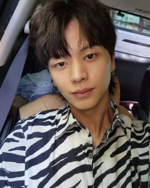 Yook Sung-jae Instagram - 오늘 아쉽게도 드라마 금수저 마지막 날입니다...!
부족한모습도 많았지만 많은분들이 사랑해주시고 재밌게 봐주셔서 너무 행복했습니다ㅎ
금수저 마지막회까지 많이 사랑해주세요!!!