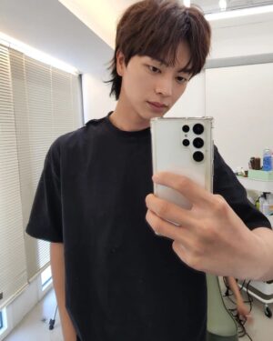 Yook Sung-jae Instagram - 오늘 아쉽게도 드라마 금수저 마지막 날입니다...!
부족한모습도 많았지만 많은분들이 사랑해주시고 재밌게 봐주셔서 너무 행복했습니다ㅎ
금수저 마지막회까지 많이 사랑해주세요!!!
