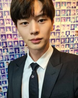 Yook Sung-jae Instagram - #금수저 #드라마금수저 #막촬
갤럭시 금수저 이모티콘 만들어주세요...🥄🥲