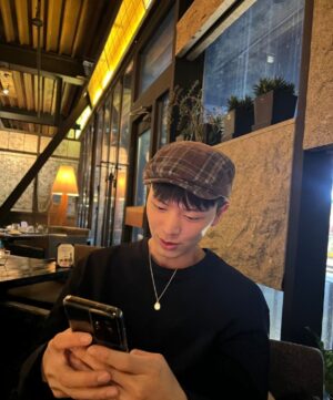 Yook Sung-jae Instagram - 수능시험 잘봤어요?
공부하느라 시험치느라 수고했어요😊
행복한 하루 되길~~
