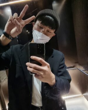 Yook Sung-jae Instagram - 영민쓰 연극 보러~~
