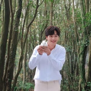 Yook Sung-jae Instagram - 비하인드컷!
안녕!🐇🐌