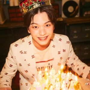 Yook Sung-jae Instagram - 안녕하세요 성재입니다.
우선!어제 저의 생일을 축하해주신 모든 멜로디 여러분 너무너무 감사드립니다!(sns,생일광고,이벤트 등 다 찾아봤어요!!^^)
어떻게 이야기를 꺼내야할지 고민하다가 너무 깊은 고민과 생각과는 거리가 멀기에 조금이라도 먼저 직접 얘기하는게 맞을것같아서 글을 올립니다.
많이들 놀라시겠지만 5월11일부로 군입대를 결정하게 되었습니다!
갑작스런 통보에 놀라신 분들도 계실거고 걱정하시는 분들도 많이 계시겠지만, 지금까지 멜로디분들이 이뻐해주신것만 봐도 나는 어딜가도 이쁨받을수있고 씩씩하게 지낼수있겠구나!라는 자신감이 생겨서 전혀 걱정도 없고!!! 맘 편히 다녀올수 있을것 같습니다!ㅎ 
연이은 비투비멤버들의 군입대에 어쩔수없는 공백기가 생기지만 
우리 멜로디분들이 기다려주시니까 저희 비투비는 더더욱 다시 만날 날만을 꿈꾸며 힘내고 있습니다!!
이제 며칠남지 않았지만 가기전에 꼭 멜로디들과 소통할수있는 라방도 하구, 슬슬 맏형들도 나오고, 쌍갑포차도 곧 방영될 예정이니 조금만 참고 기다려주시면 금방 비투비 멜로디 다같이 볼날이 오겠죠!!
지금까지도 항상 너무 고맙고, 앞으로도 많은 응원 부탁드리겠습니다!! 더욱 멋진 모습으로 여러분에게 나타날 그날까지 건강하고 행복한 하루하루 보내고 있기를 바라며 6성재가.