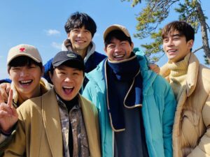 Yook Sung-jae Instagram - 2년동안 함께해온 소중한 사람들...
너무나 행복했고 때론 힘들었지만 돌이켜보니 그냥 좋은 추억으로만 남았네요ㅎ
멜로디마저 인정한 킹갓 프로그램 집사부일체😎
앞으로도 집사부일체는 더 대박날거니 많이 사랑해주세요!
즐겁고 행복한 추억 함께 만들어준 우리 형들이 제 최고의 사부였습니다❤
집사부일체여 영원하라!!!!!!