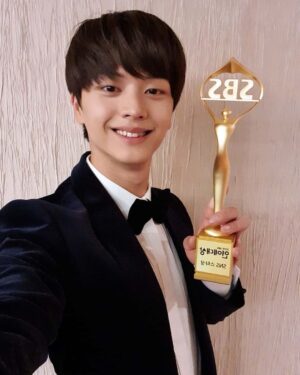 Yook Sung-jae Instagram - 수상 감사합니다!
너무 생각치도 못했던 수상이라
정신없이 말하다보니 제일 중요한 멜로디를 빼고 말해서 너무 속상하네요ㅜ
항상 나의 자신감과 열정이 되어주는 우리 멜로디들 너무너무 고맙고 감사합니다!
앞으로도 열심히 하겠습니다!!