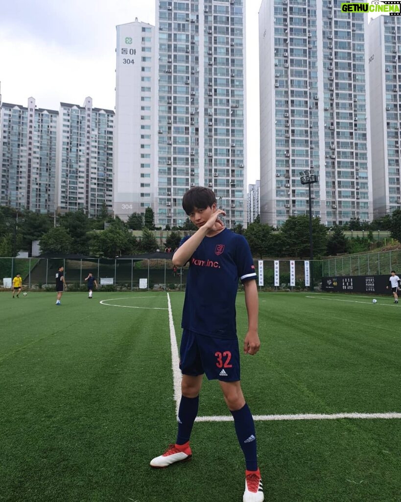 Yook Sung-jae Instagram - 오랜만에 축구! #326