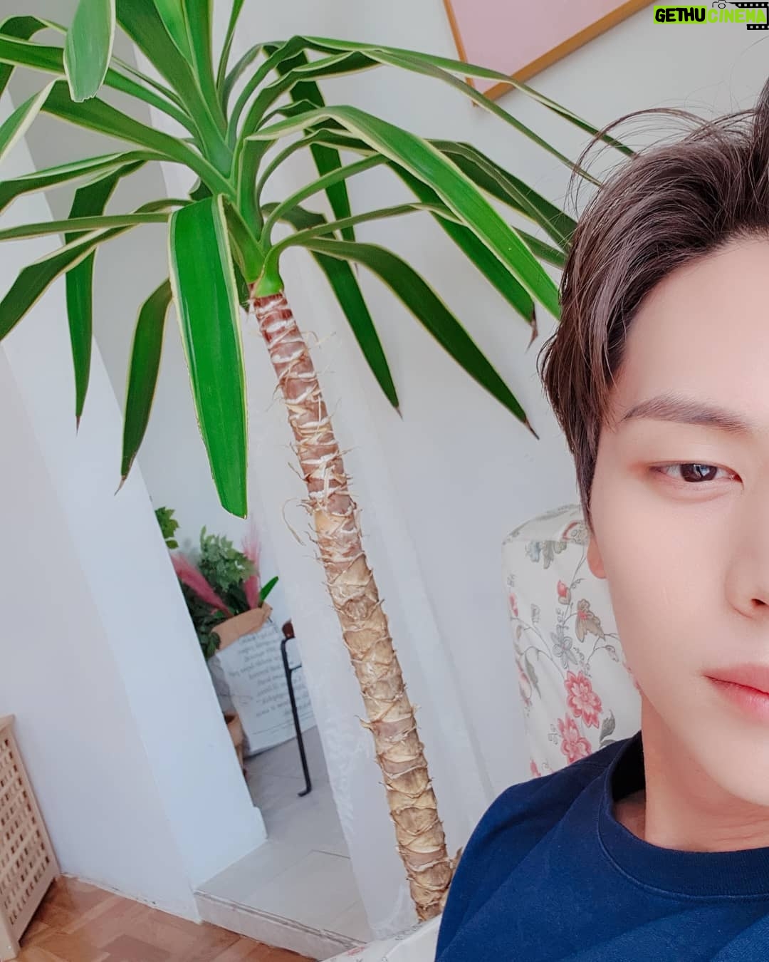 Yook Sung-jae Instagram - 오늘은 무슨 촬영...? #육성재반쪽얼굴그리기
